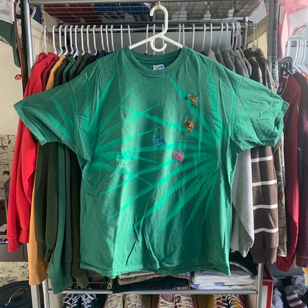 Green embroidered frog tee